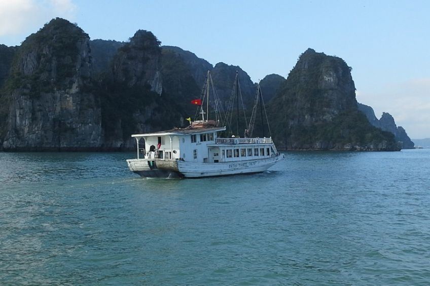 Cruise Halong Bay by Luxury Boat 2 Days 1 Night