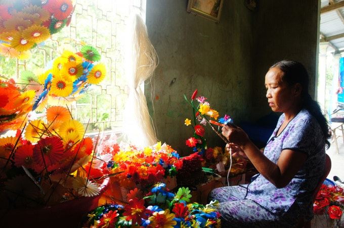 a lady at paper flower making at sinh tien village