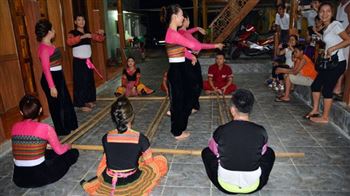 local traditional dance in mai chau