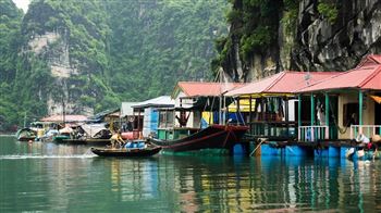 cua van floating village