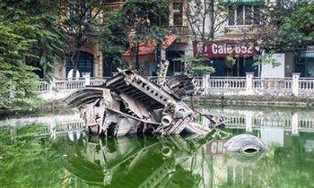 B52 Wreckage in Huu Tiep lake.