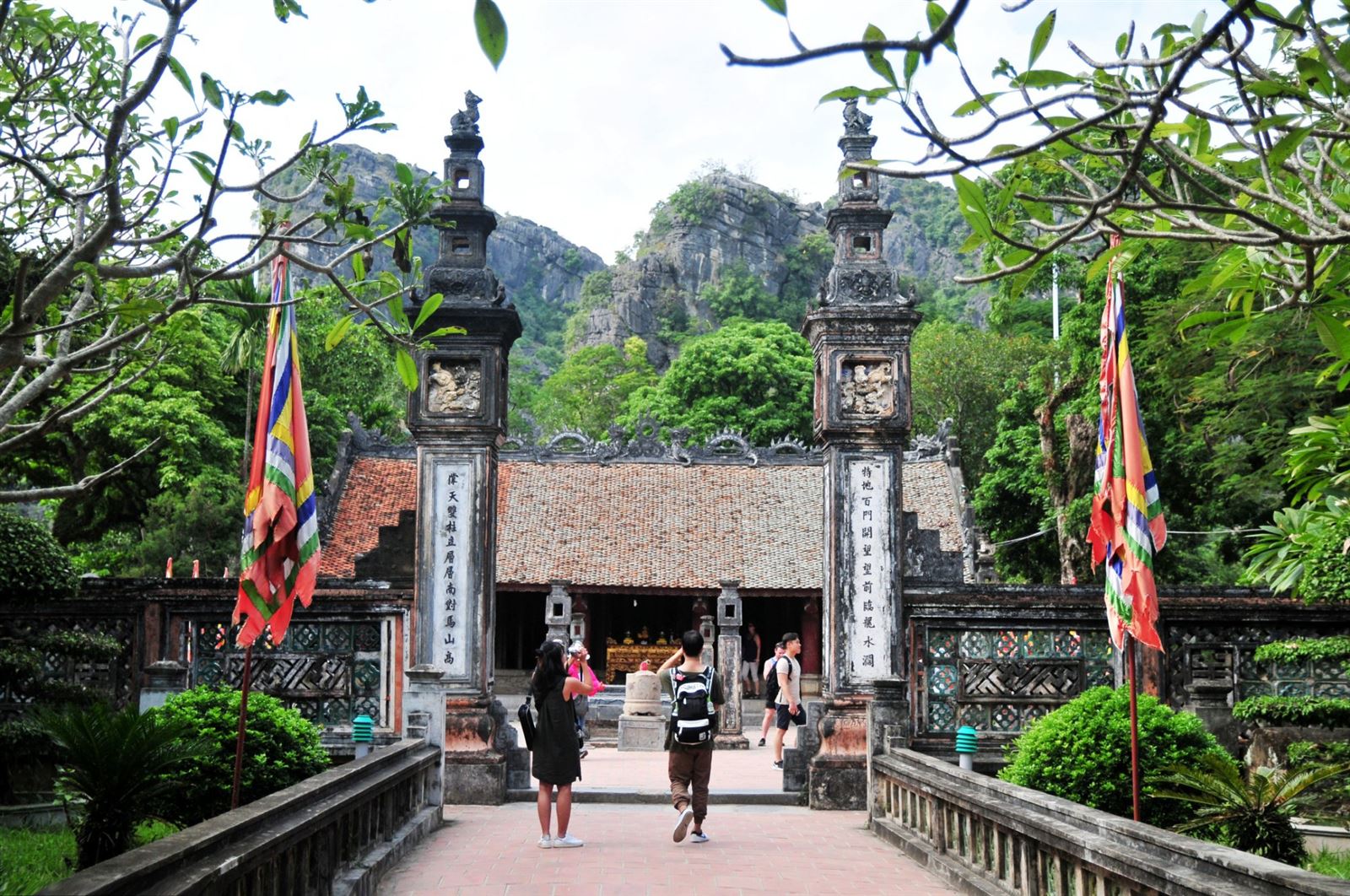 Hoa Lu temple.
