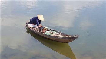 fishermen on thu bon river