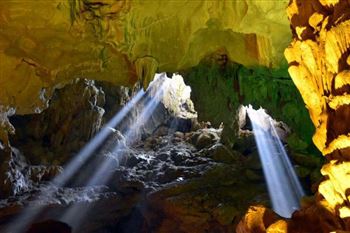 sunlight from the top of thien cung cave