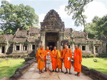 monks at angkor wat
