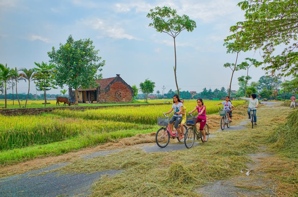 cycling in Duong Lam village